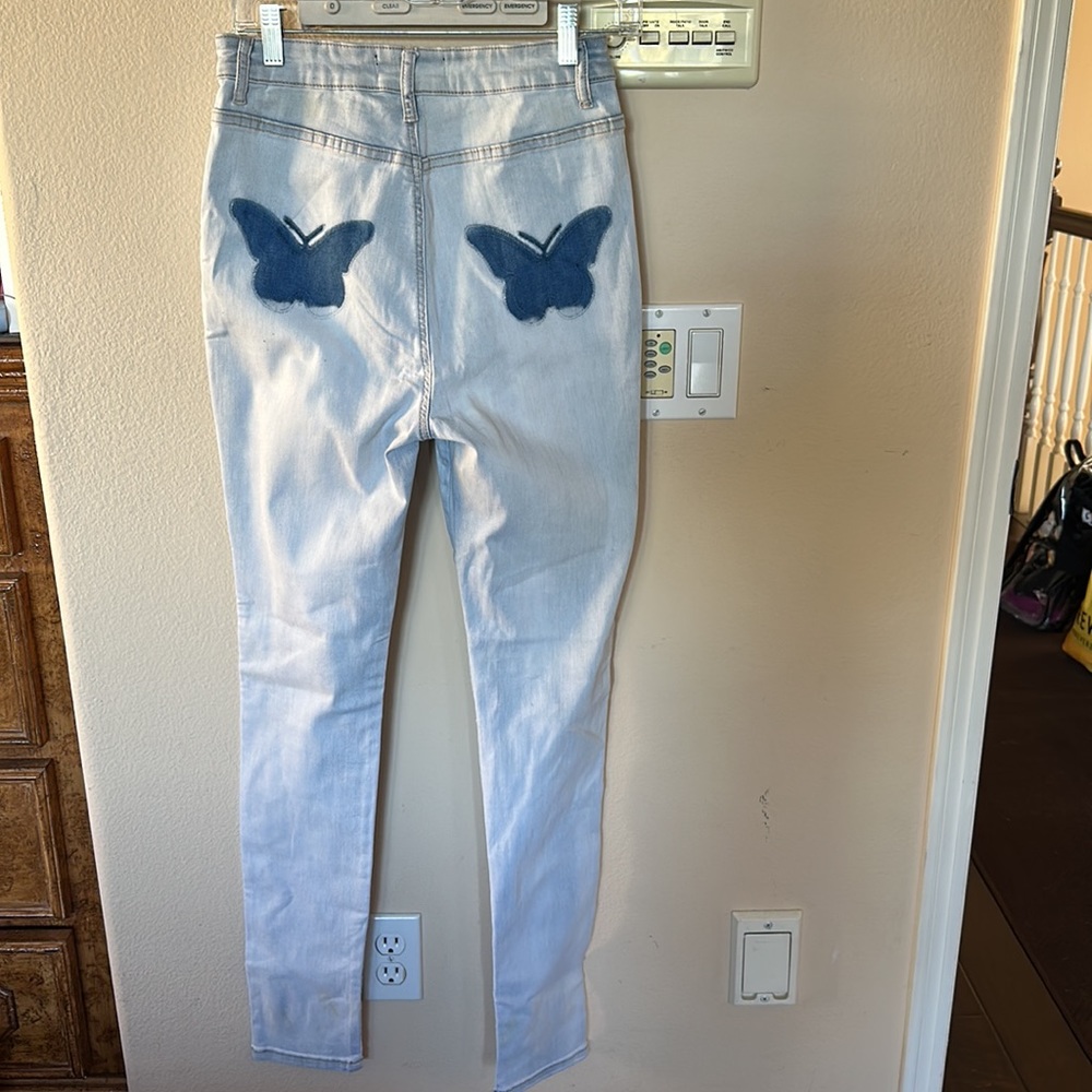 BUTTERFLY POCKET STRETCH JEANS NWT SIZE 9. Very “sucky inny” stretch material.